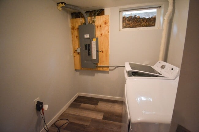 Building Photo - Updated 3 Bed 1.75 bath home in quiet location