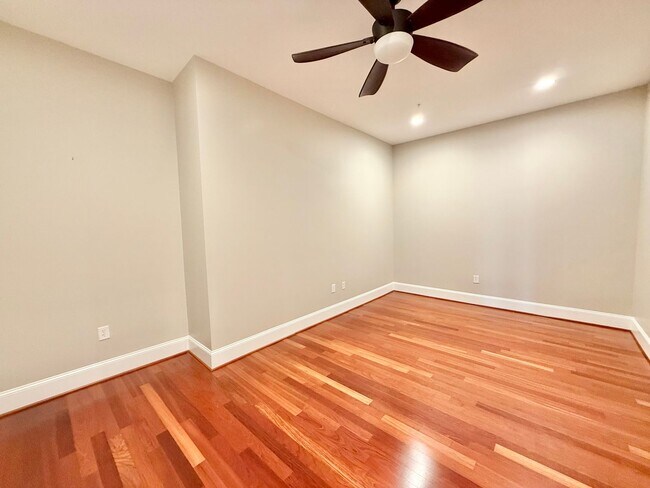 Building Photo - Luxurious Downtown Raleigh Condo with High...
