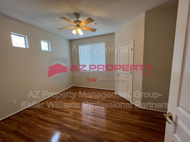 Building Photo - 955 E Knox Rd