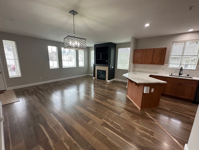 Building Photo - 2350 Simmons St