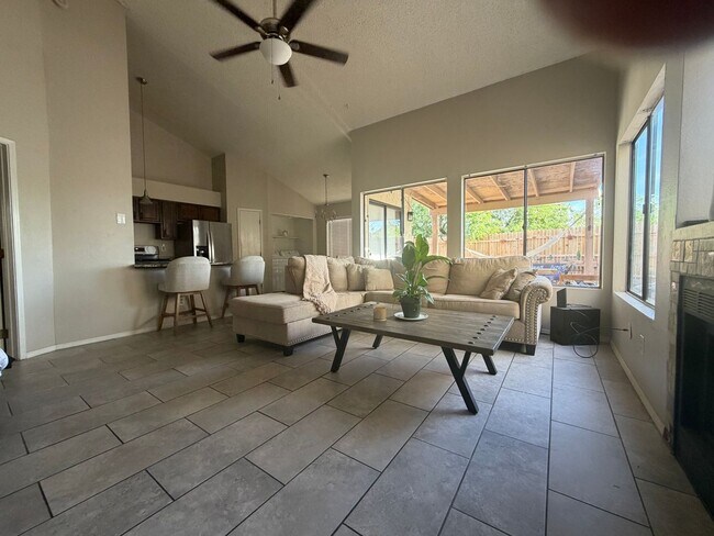 Building Photo - 2 Bedroom 2 bath private enclosed yard for