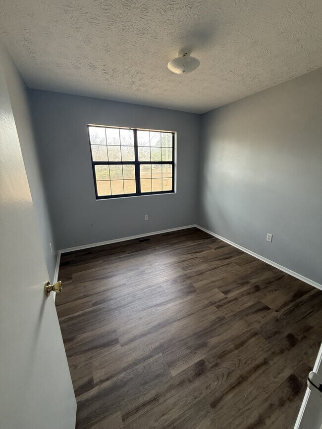 Building Photo - 315 Pine Cir