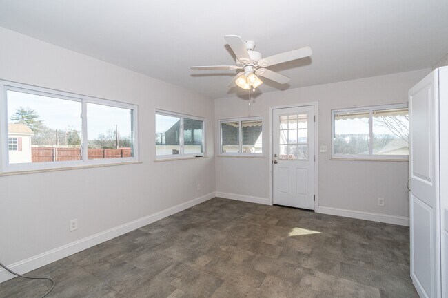 Building Photo - 412 Keeble St