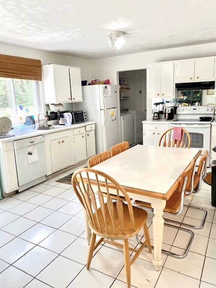 Building Photo - 42 Patricia Ln