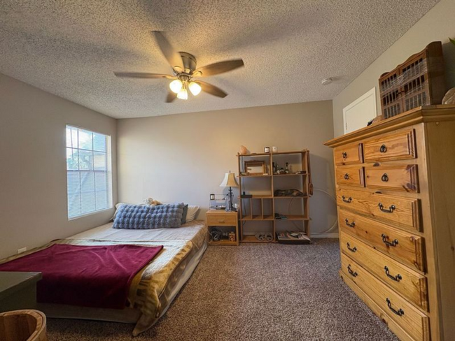 Building Photo - 1/1 Condo in GATED ~ LAKEFRONT community i...