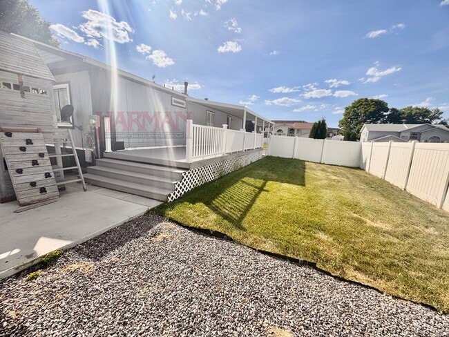 Building Photo - 863 Artesia Rd