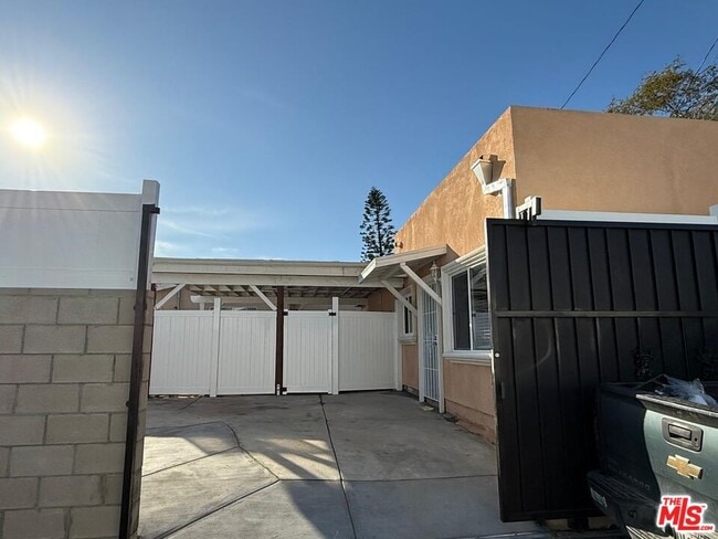 Building Photo - 7632 Kraft Ave