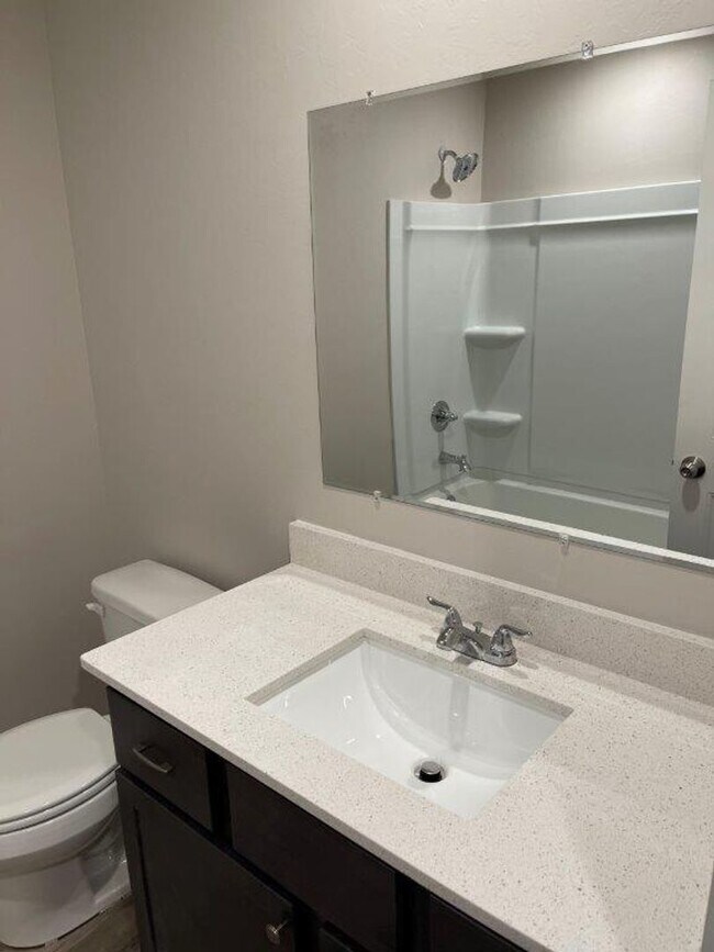 Building Photo - 3 bed 2 bath town home in Putnam City Scho...