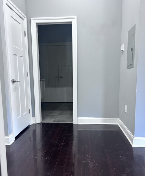 Foyer/Bathroom Entrance/Closest - 13 Chester St
