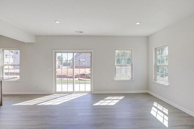 Building Photo - 5 Bedroom Home in Youngsville, right off o...