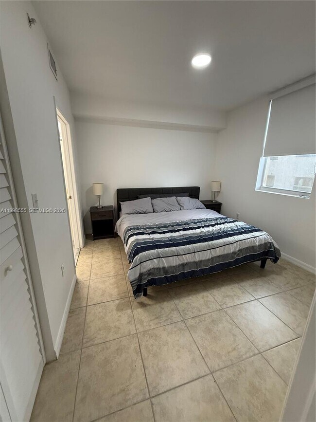 Building Photo - 119 SW 6th Ave