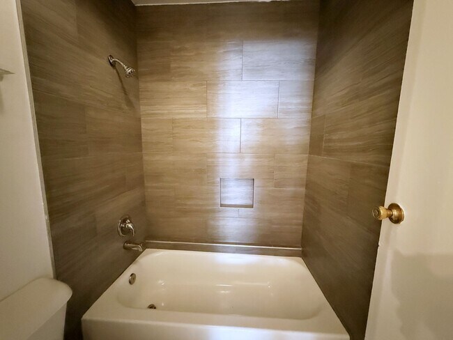Building Photo - Remodeled 2 Bedroom and 1 Bath Unit Near E...