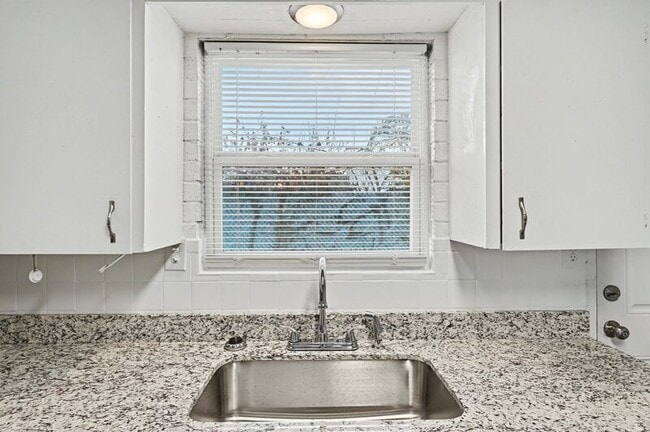 Building Photo - 704 W Oak St