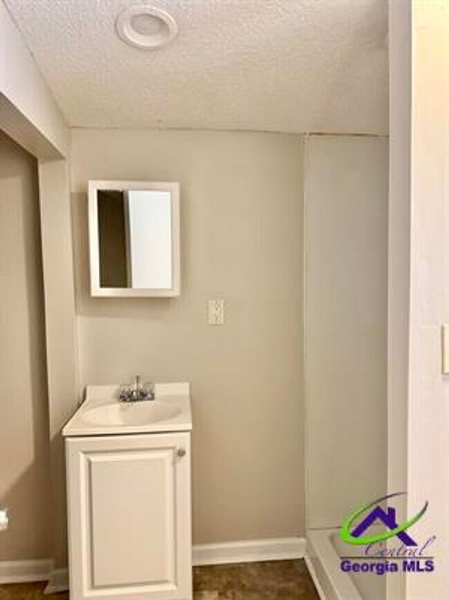 Building Photo - 102 Varee Dr