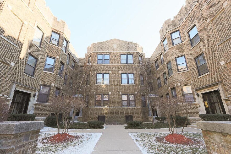 Building Photo - 621 W Cornelia Ave