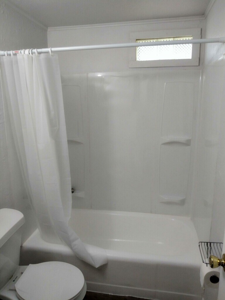 Bath 1 - 822 S Woodland Ave