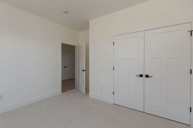 Building Photo - Newer Duplex in Quite Neighborhood