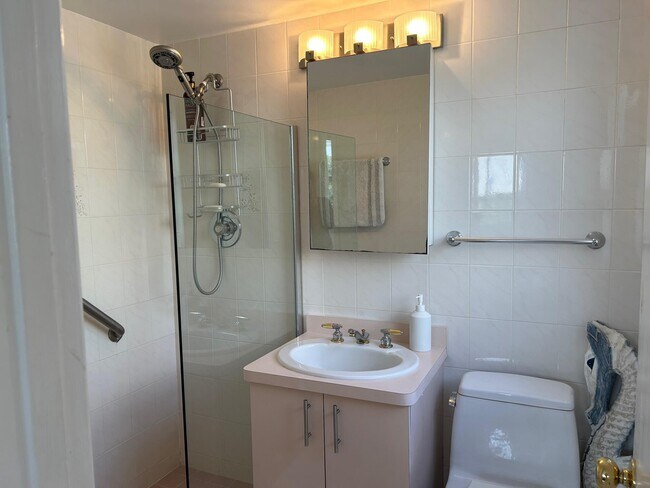 Building Photo - 1221 Hillsboro Mile