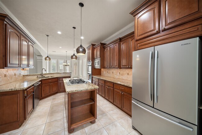 Building Photo - 390 Wedgewood Dr W