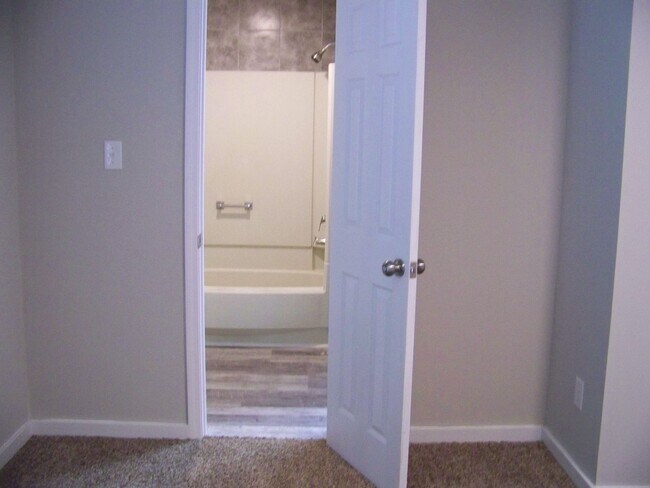 Building Photo - WATERS EDGE