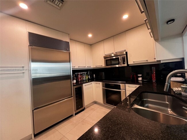 Building Photo - 901 Brickell Key Blvd
