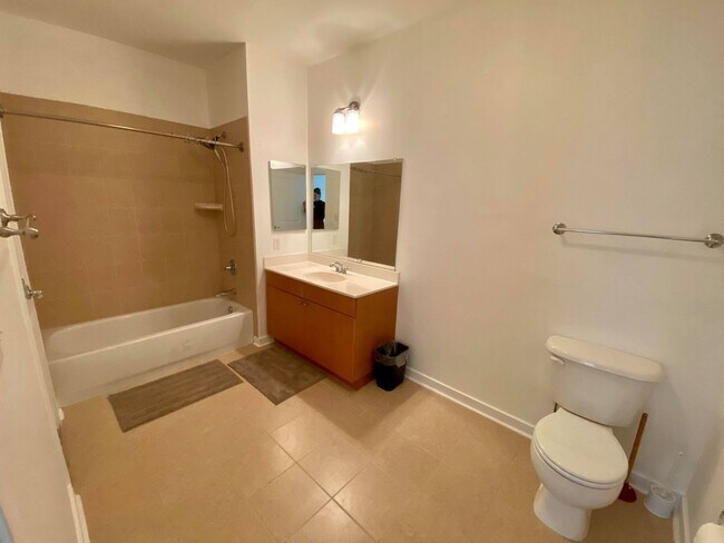 Building Photo - Charming 2Bedroom/2Bath Condo in Heart of ...