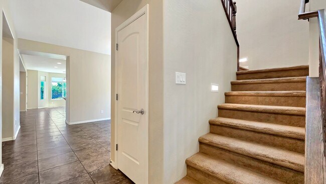 Building Photo - Upgraded kitchen and lots of sq ft in Verrado!