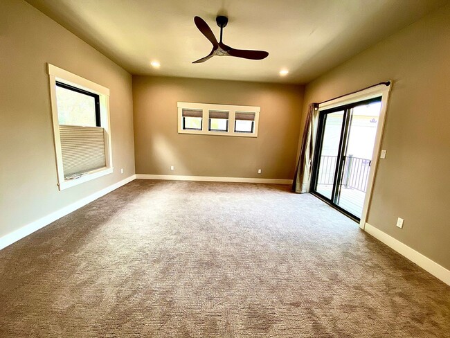 Building Photo - 13THTOWNHOME