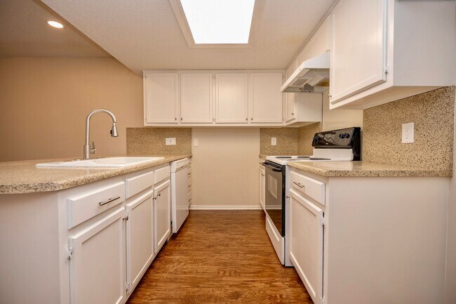 Building Photo - Updated 3-Bedroom Townhome with First-Floor Primary Suite