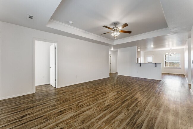 Building Photo - Newly updated home