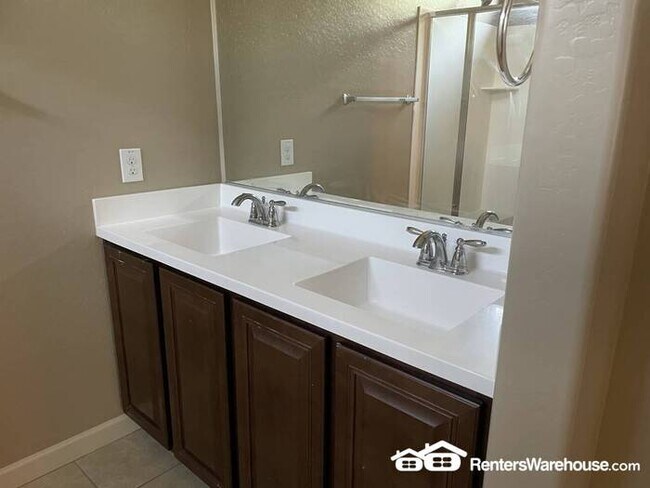Building Photo - North Phoenix Beauty 4bed + den 3bath clos...