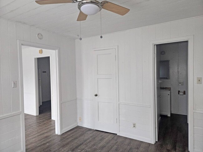 Building Photo - 1150 E San Joaquin Ave