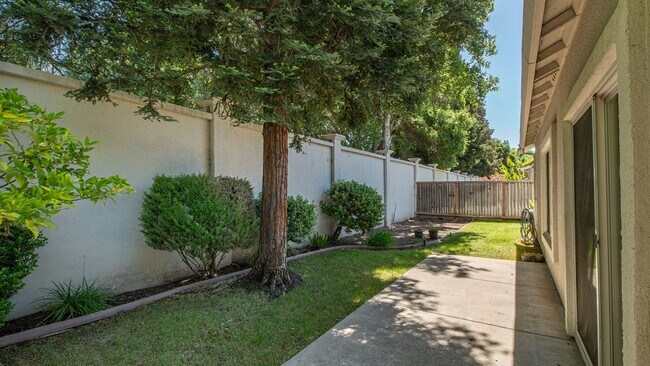 Building Photo - 3 bed 2 bath in Green Valley!