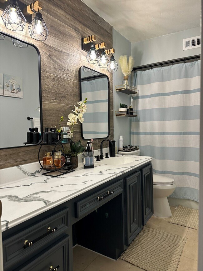 Building Photo - 351 N Post Oak Ln