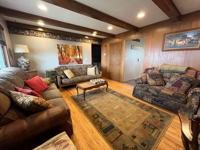 Building Photo - Fully Furnished Lake Home Available Sept. 15th, thru May 15th