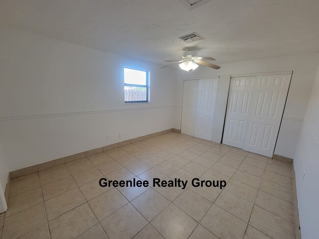 Building Photo - Spacious 3BR with bonus room and fenced yard just minutes from Tarpon Springs