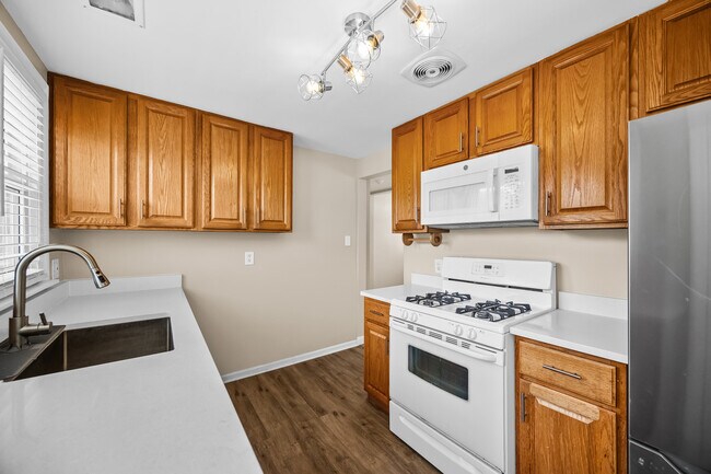Building Photo - 548 Prairie Ave