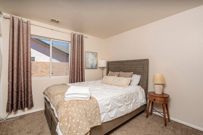 Building Photo - 1762 E Sycamore Rd