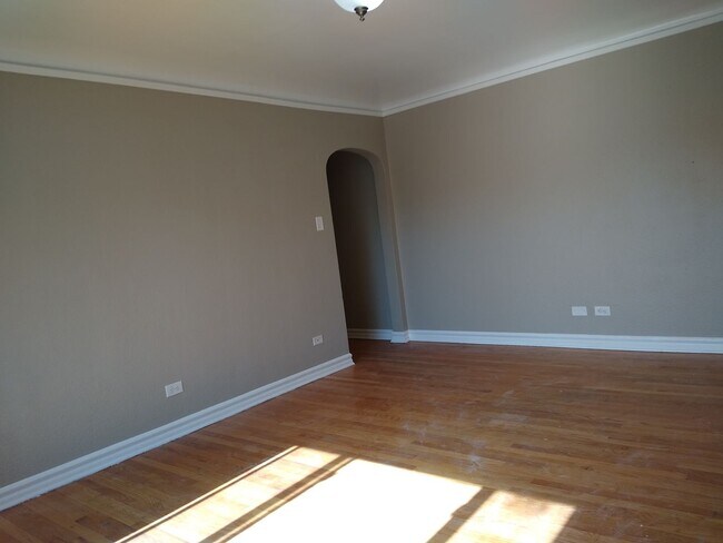 Building Photo - Charming Large 1 Bedroom in the Heart of the City