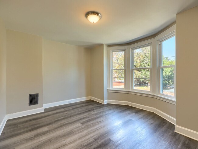 Building Photo - 4 Bedroom Home