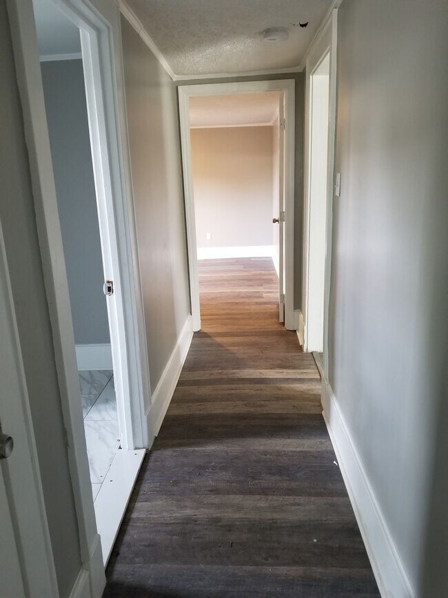 Building Photo - Cozy Home