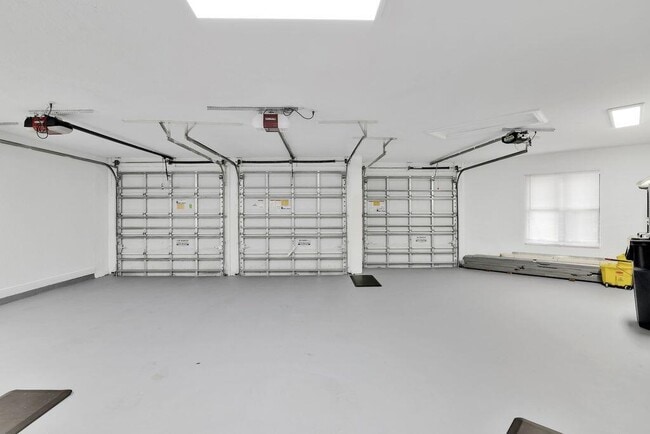 Building Photo - 10703 Versailles Blvd