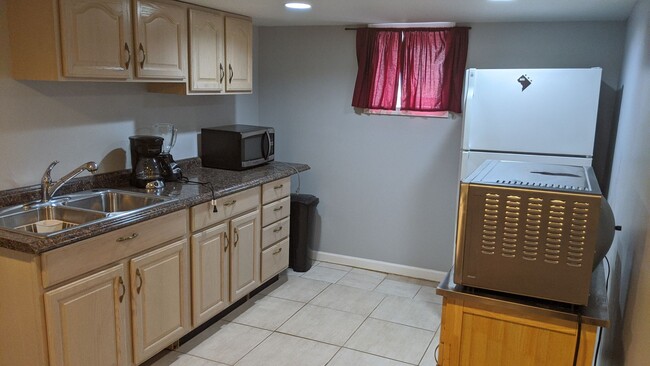 Building Photo - 4 Bedroom!  Guest suite! Parking! Pets Wel...