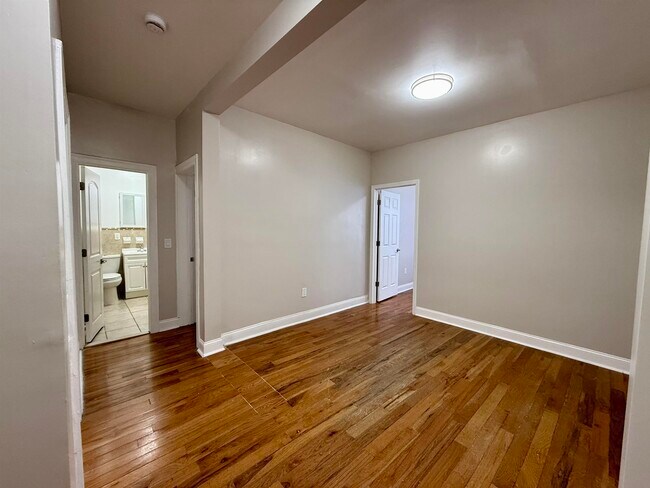 Building Photo - 546 Bergen Ave