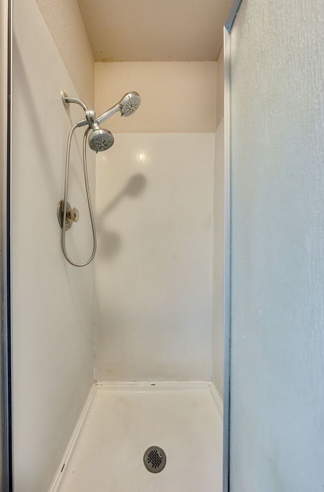 Building Photo - Beautifully Updated 3-Bed Townhome in Carm...