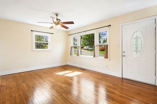 Building Photo - Sunny 2-Bedroom Home in Roosevelt Park | Fenced Yard + Basement