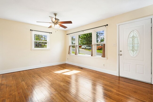 Building Photo - Sunny 2-Bedroom Home with Fenced-In Yard a...