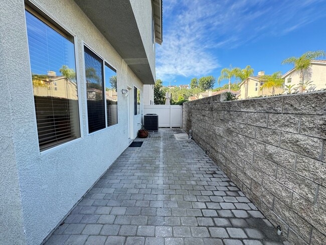 Building Photo - Immaculate 4Bd/2.5Ba Home with New Fridge, AC, Fenced Back Patio in Aliso Viejo!