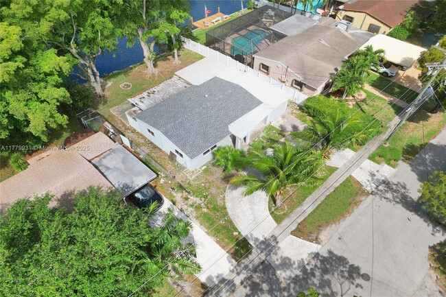 Building Photo - 924 N 30th Rd