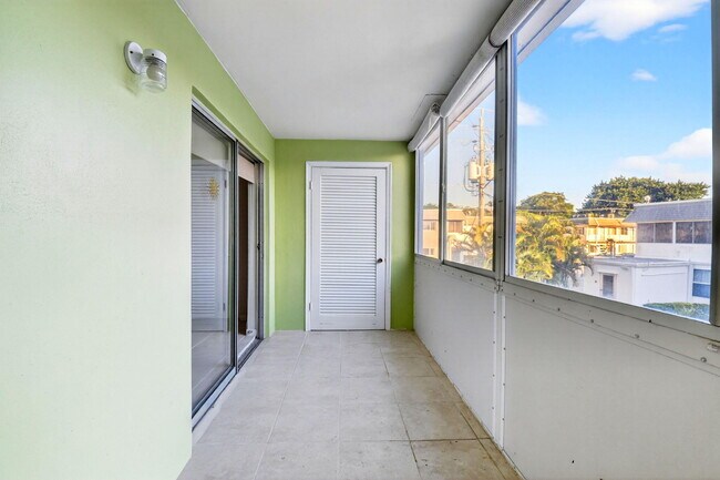 Building Photo - 2880 Lake Osborne Dr